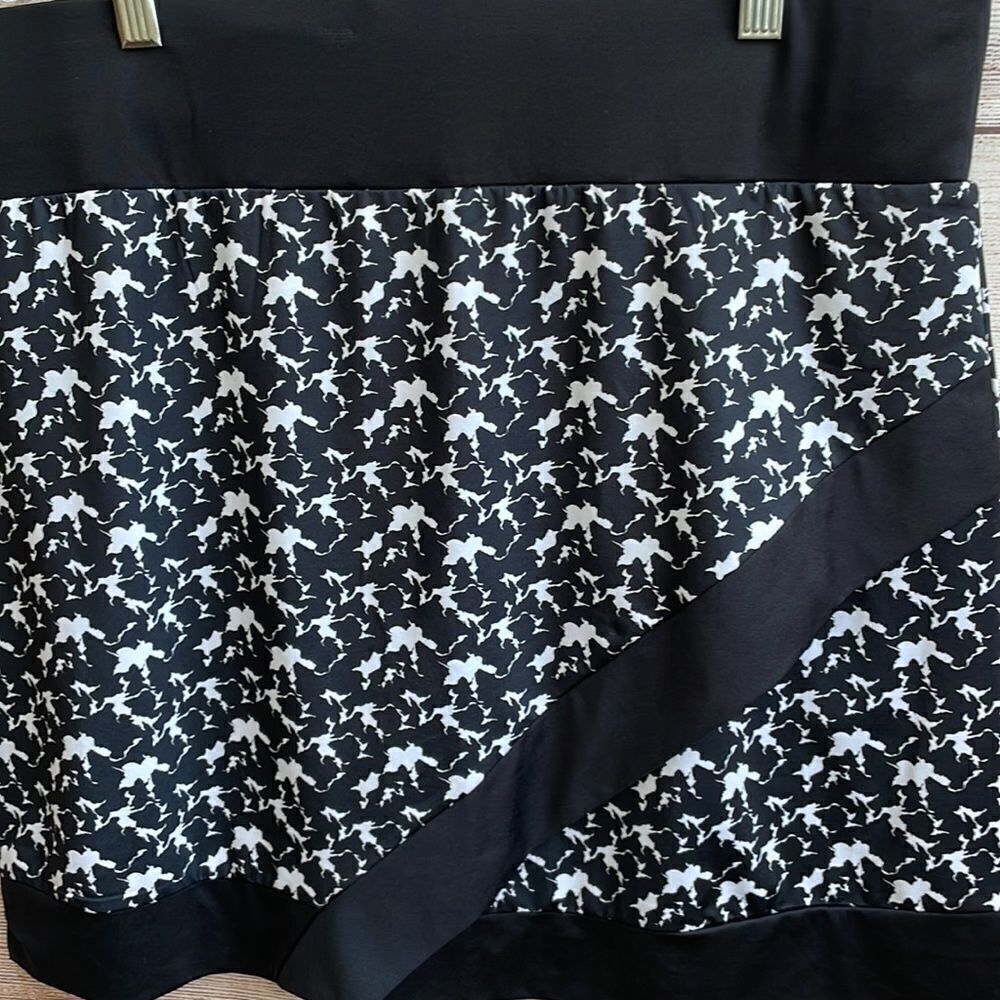 HAUS‎ OF GREY SKORT IN BLACK AND WHITE PRINT - Picture 2 of 6